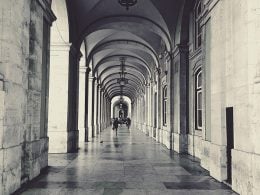 Foto em preto e branco de uma construção com arcos de Lisboa