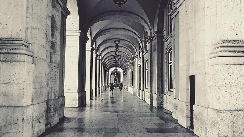 Foto em preto e branco de uma construção com arcos de Lisboa