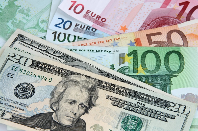 Notas de dólares, euros e reais