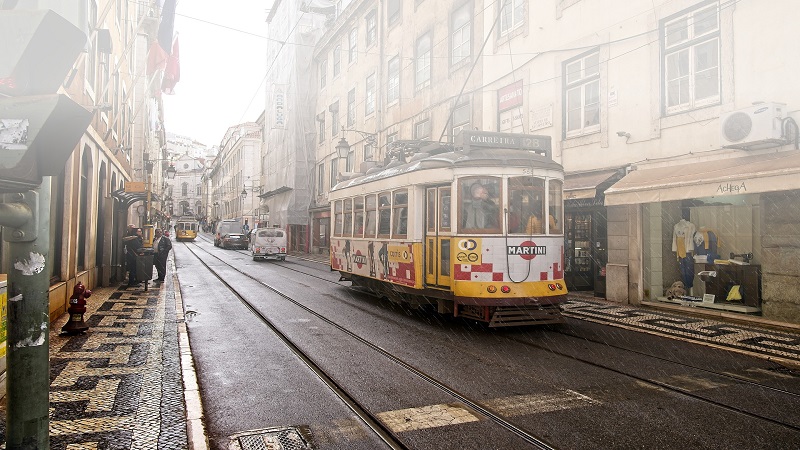 Rua de Lisboa com um bonde andando