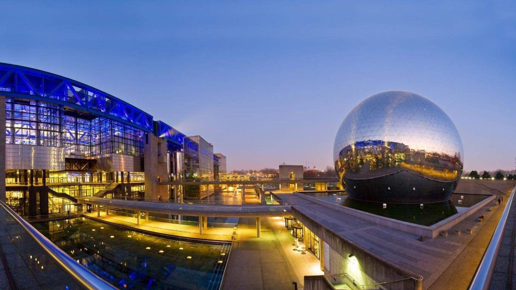 Vista externa do museu Cidades das Ciências e da Indústria em Paris