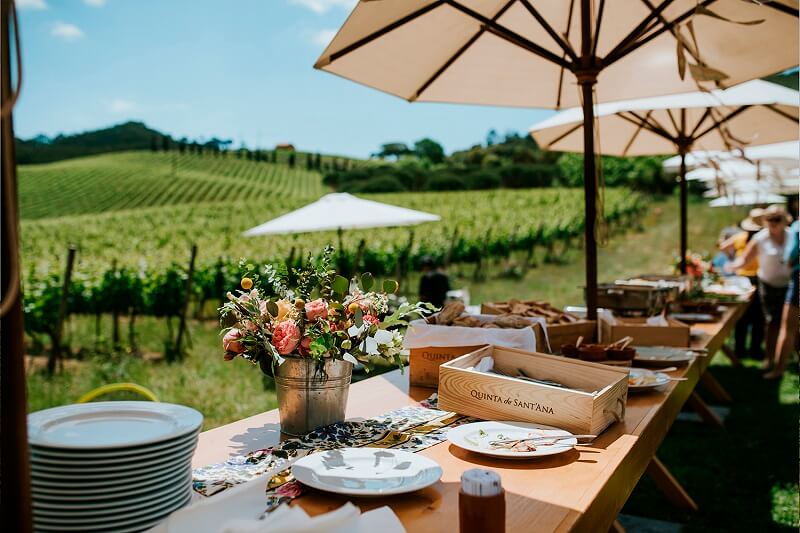 Vista da vinícola com mesas decorativas