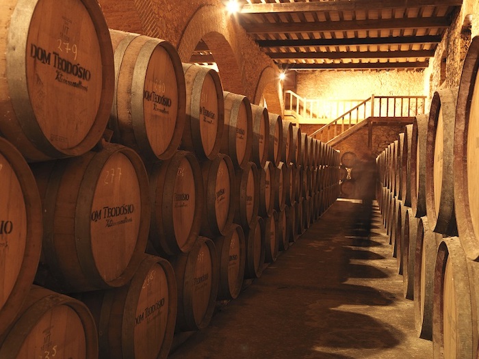Barris de vinho no interior da vinícola Cave Dom Teodósio