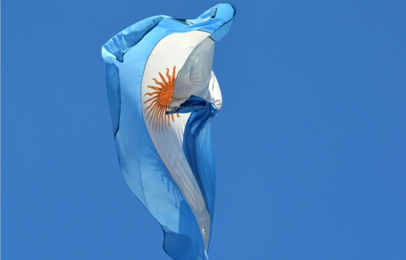 Bandeira da Argentina balançando com o vento no céu azul