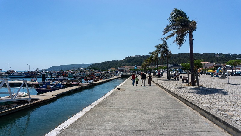 Pessoas andando por um cais de Setúbal