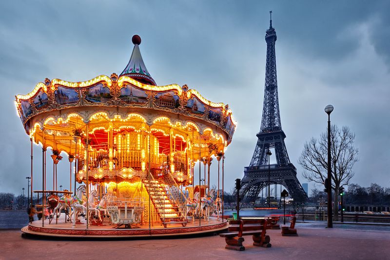 Carrosel em frente à Torre Eiffel em Paris no inverno