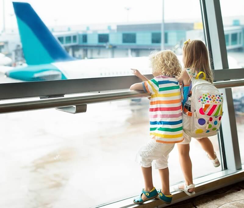 Crianças olhando para um avião
