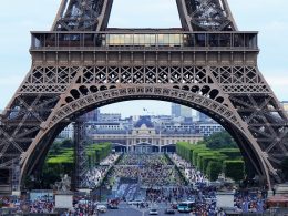 Vista aproximada da Torre Eiffel em Paris com as ruas agitadas abaixo dela