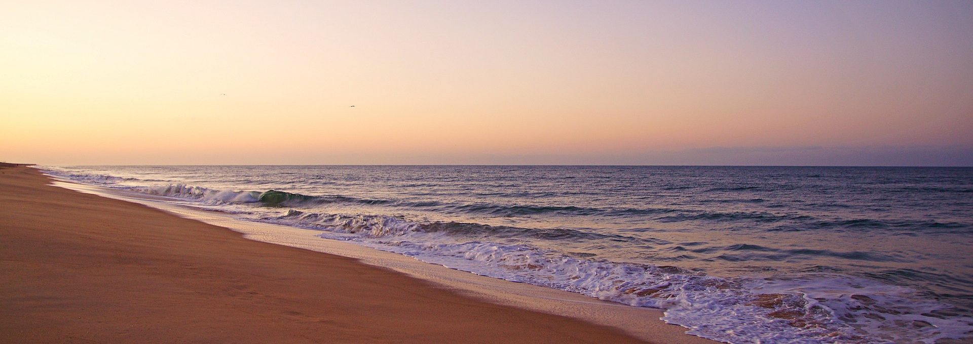 Praia na cidade do Faro, que fica na região de Algarves.