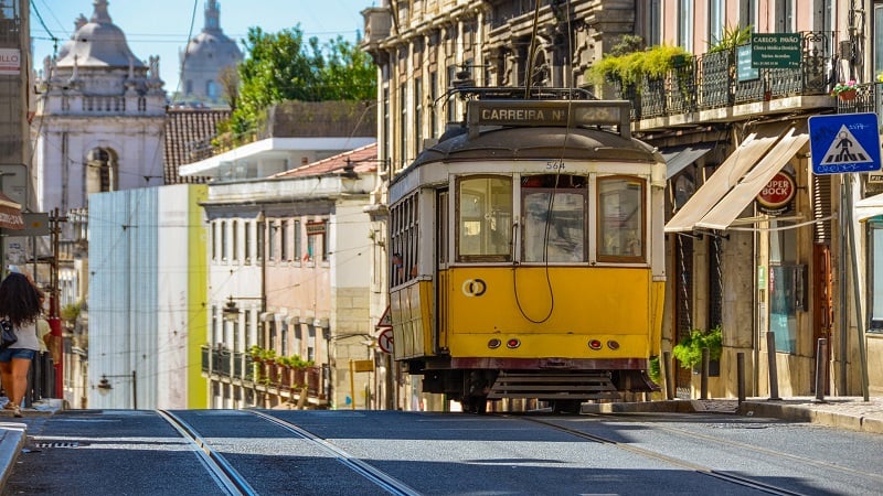 Passeio de elétrico 28 por Lisboa