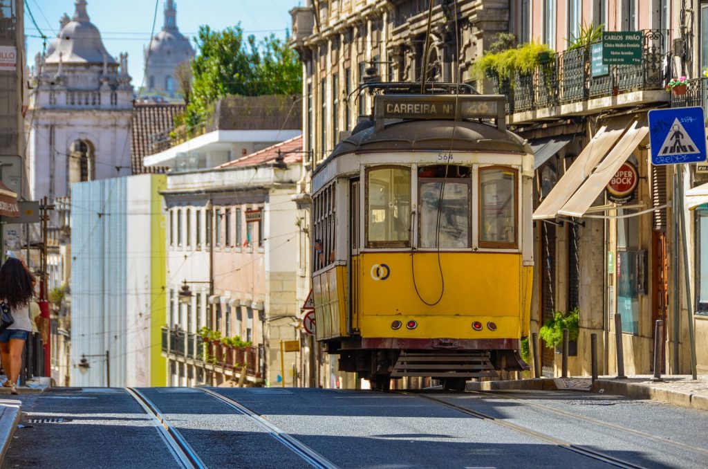 Bondinho elétrico andando pelas ruas de Lisboa