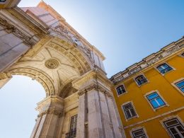 Vista de baixo para cima de uma construção em arco de Lisboa