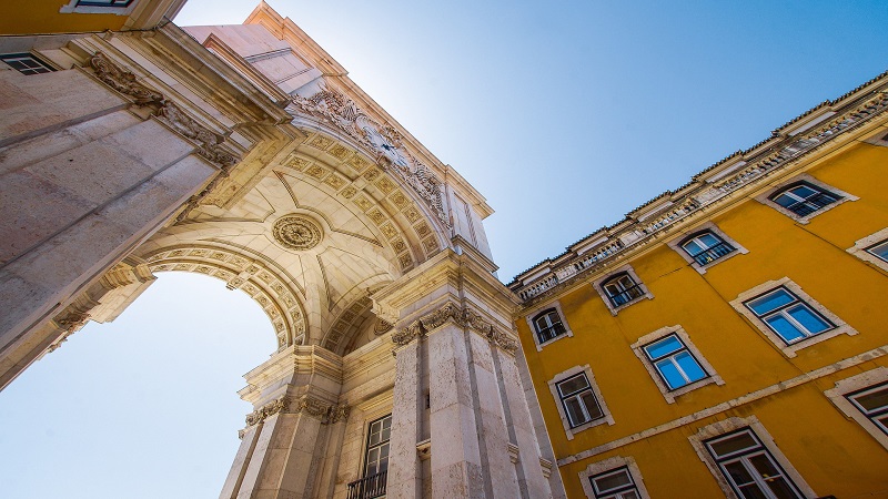 Vista de baixo para cima de uma construção em arco de Lisboa