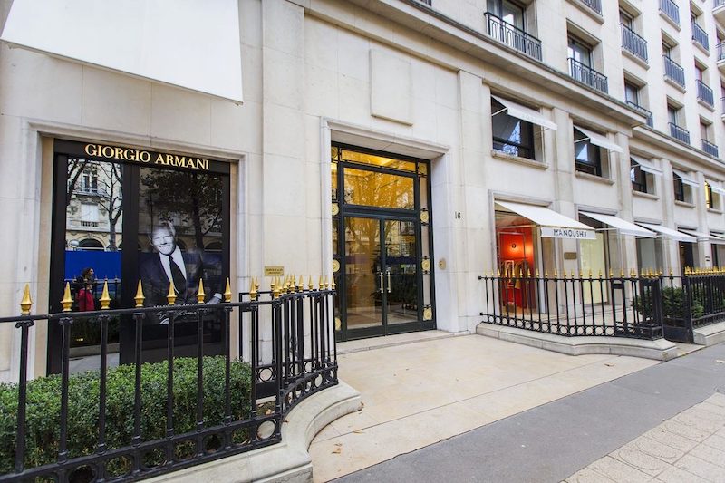 Vista externa da Loja Giorgio Armani na Avenida Montaigne em Paris