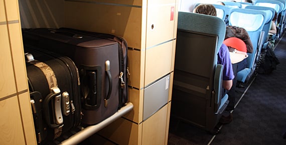 Interior com bagageiro para guardar malas