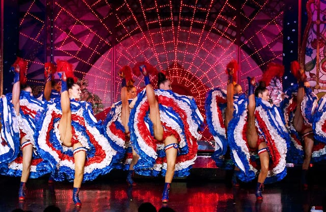 Mulheres se apresentando no cabaré Moulin Rouge em Paris