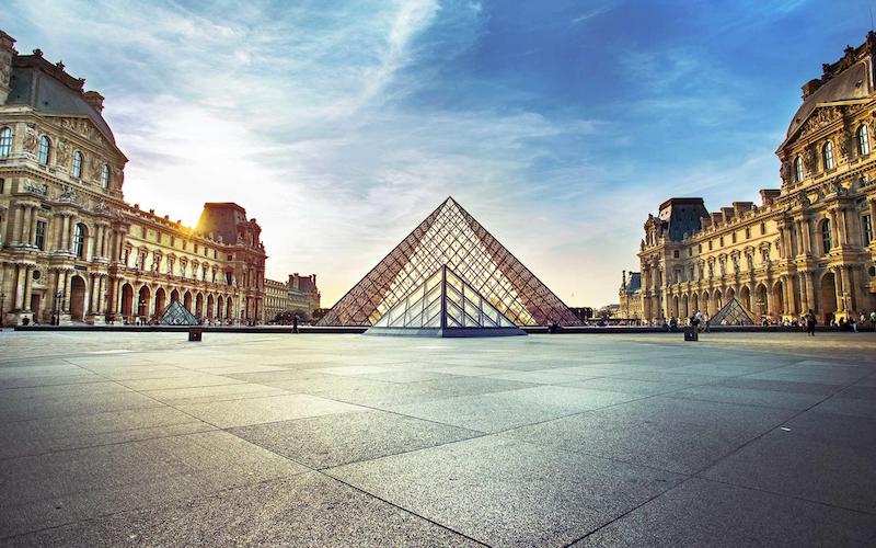 Vista exterior do Museu do Louvre