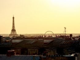 Vista dos telhados de Paris com a Torre Eiffel ao fundo