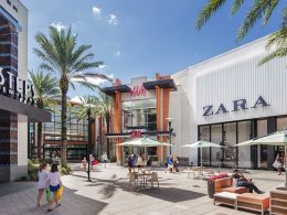 Pessoas fazendo compras nas lojas do Florida Mall em Orlando