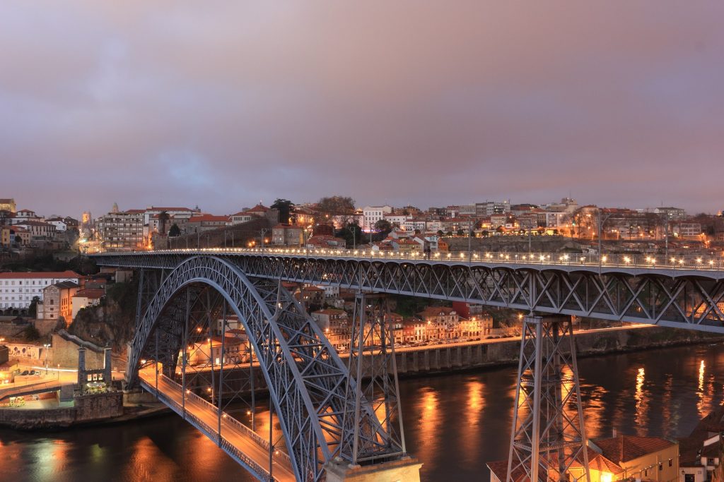 Vista da cidade do Porto ao anoitecer