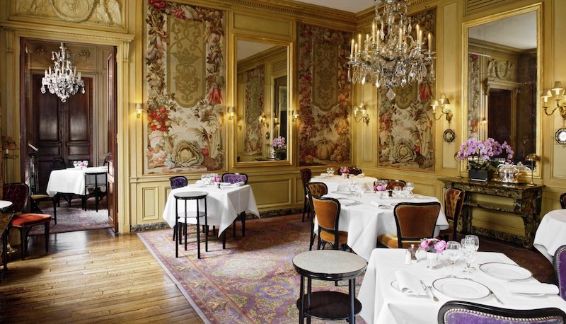 Interior do restaurante L'Ambroisie em Paris