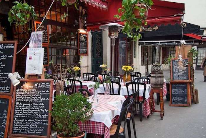 Vista externa de um restaurante em Paris