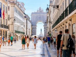 Turista passeando por uma rua de Lisboa