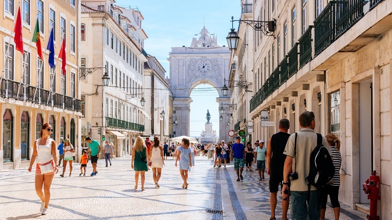 Turista passeando pela Rua Augusta em Lisboa