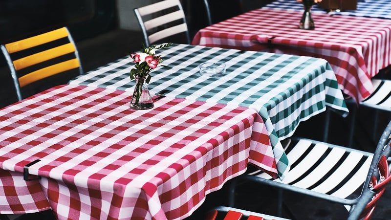 Mesas de restaurante com forros com as cores da bandeira portuguesa