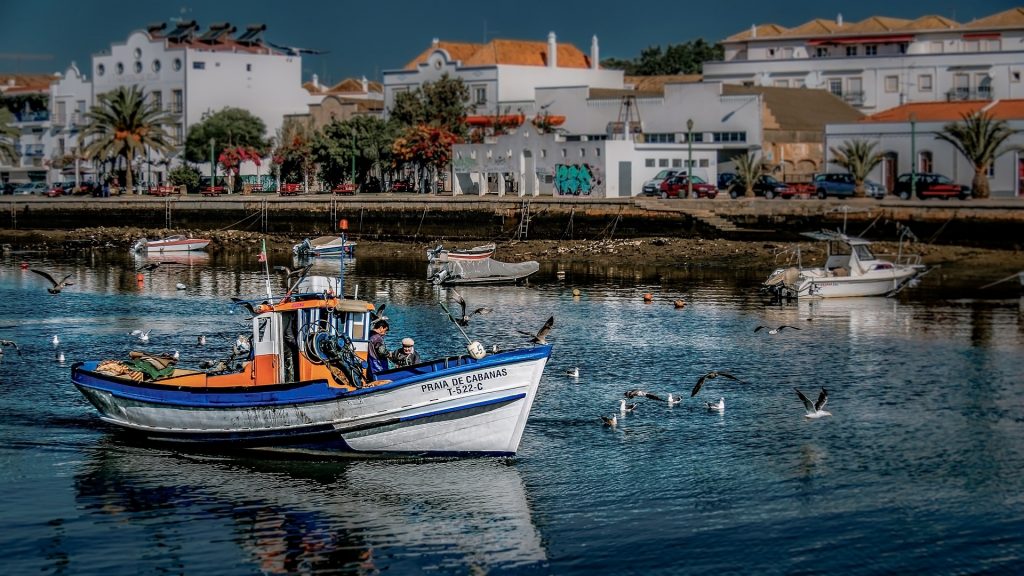 Barco de pesca na costa de Tavira no Algarve