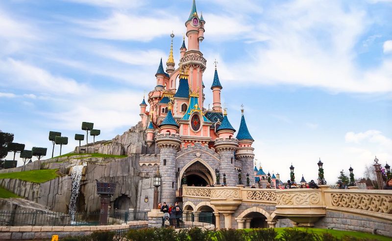 Vista de um dos castelos no parque da Disney em Paris