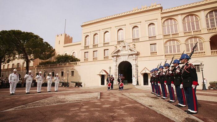 Guardas na parte externa do Palácio do Príncipe