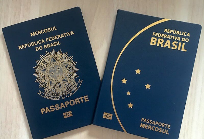 Frente e verso do passaporte brasileiro.
