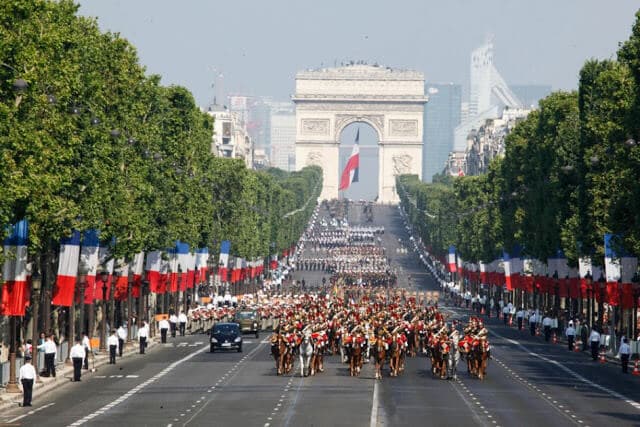 Desfile em comemoração à Queda da Bastilha em paris