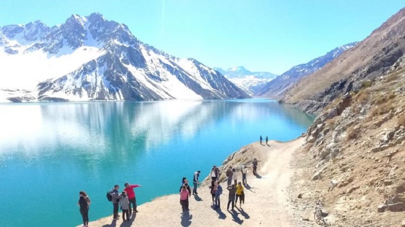 Turistas visitando o Cajón del Maipo perto de Santiago