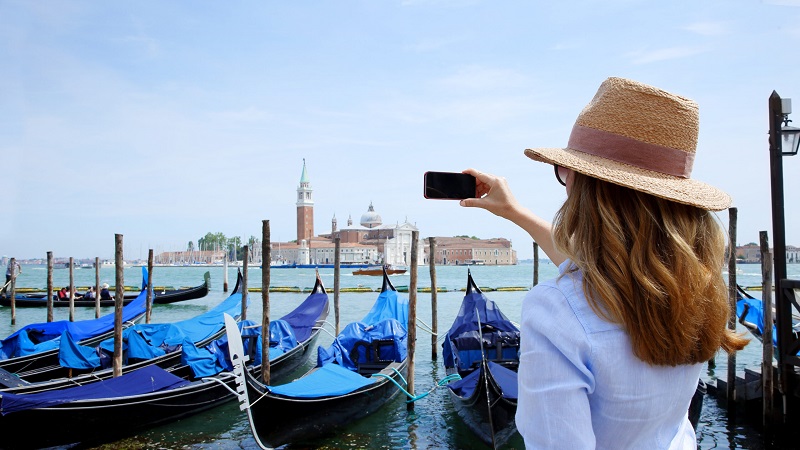 Mulher tirando foto da paisagem em Veneza