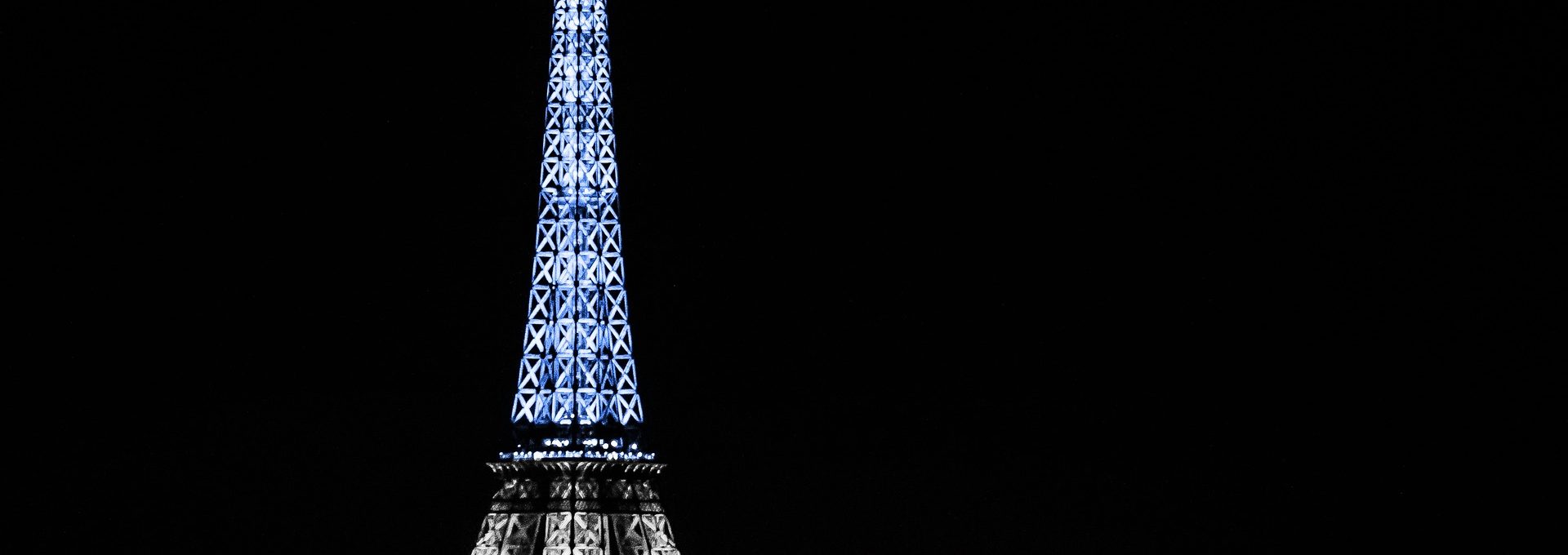 Torre Eiffel com as cores da bandeira francesa