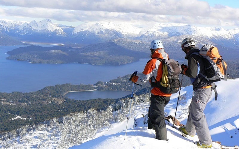 Turistas esquiando em Bariloche