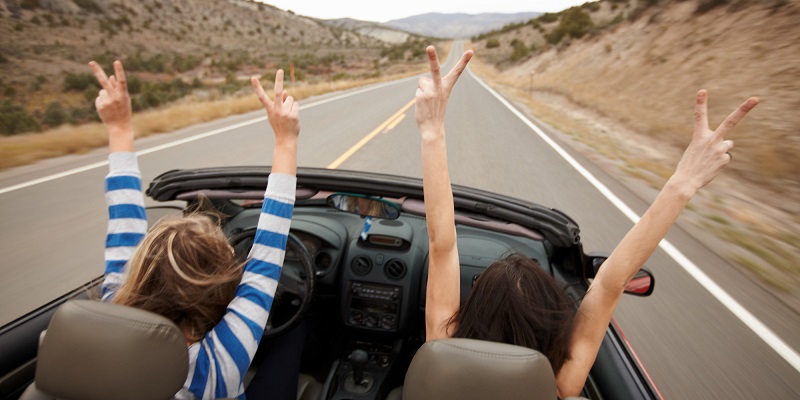 Meninas viajando de carro numa estrada