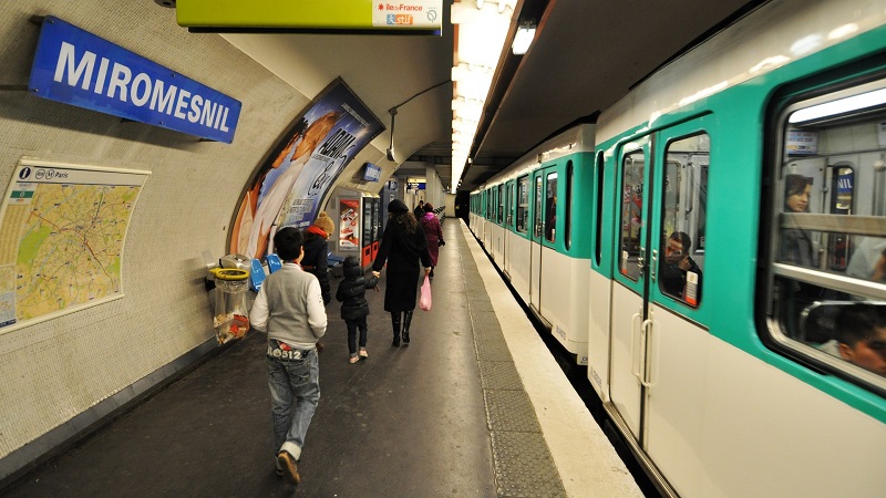 Interior de metrô em Paris