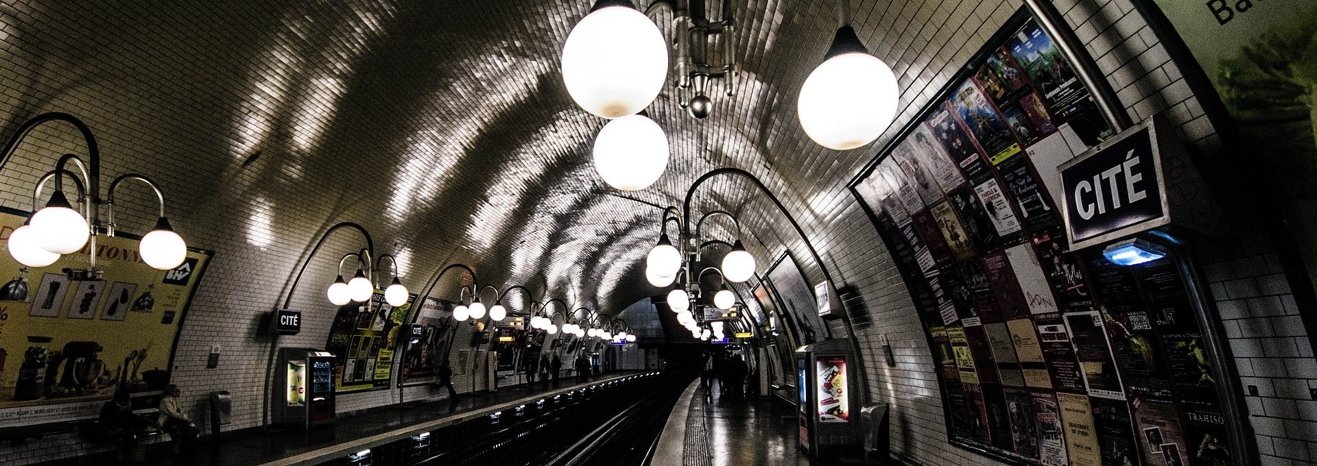 Interior de um metrô em Paris