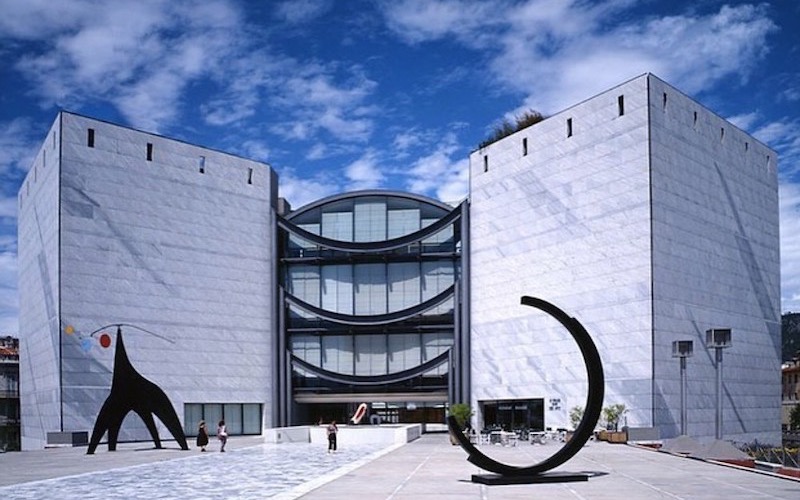 Vista externa Museu de Arte Moderna e Contemporânea