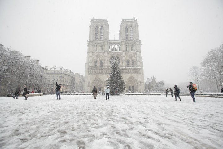 Neve na Catedral de Notre Dame