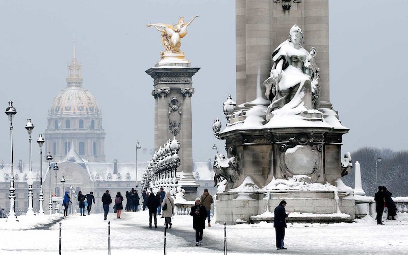 Neve na Pont Alexandre III coberta por neve