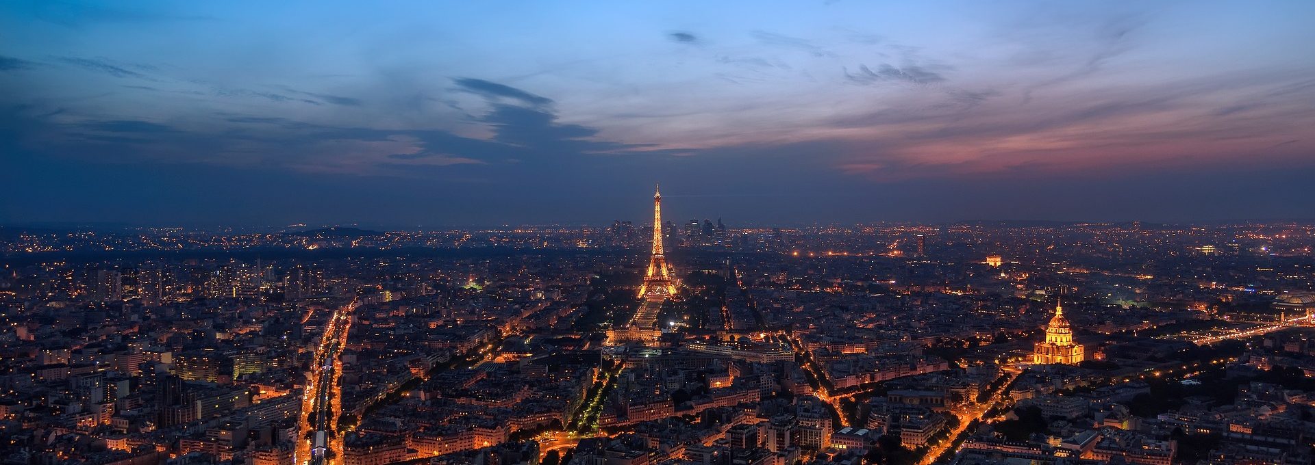 Vista de Paris à noite com destaque para a Torre Eiffel em destaque