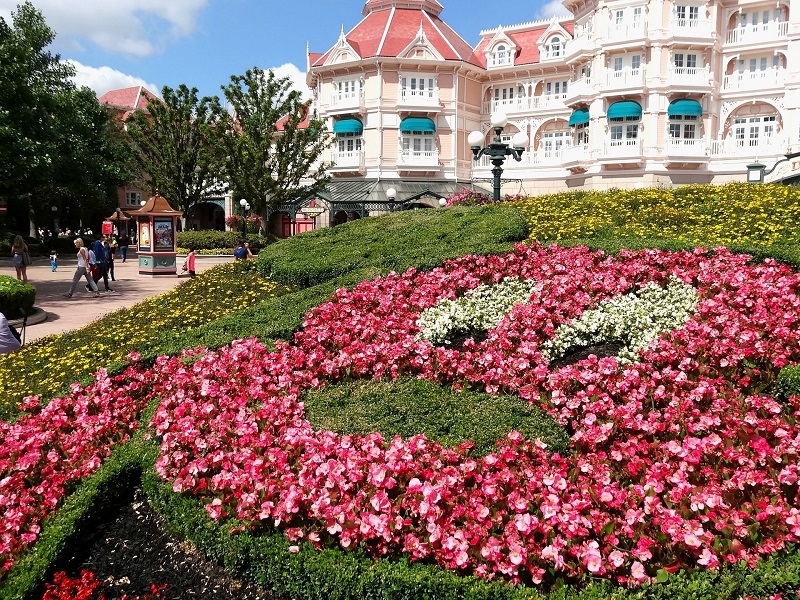 Enfeite de flores no parque da Disneyland