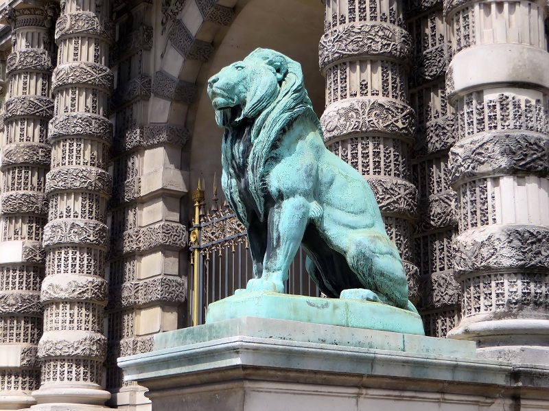 Portão dos leões no Museu do Louvre