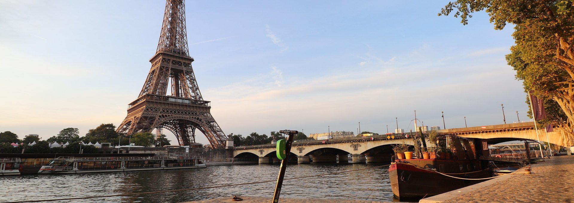 Rio Sena em frente à Torre Eiffel