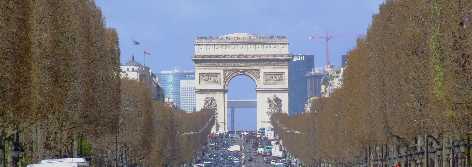 Arco do Triunfo na Avenida Champs-Elysées em Paris