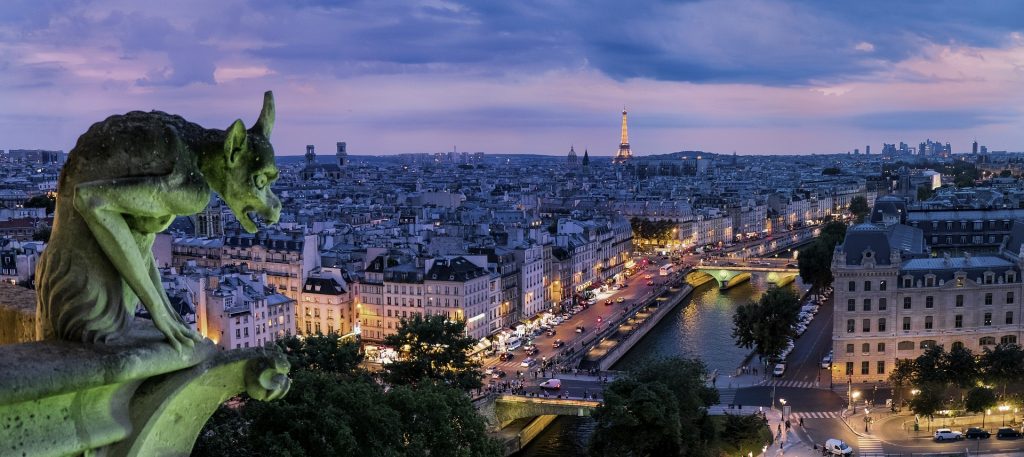 Vista da cidade de Paris ao anoitecer